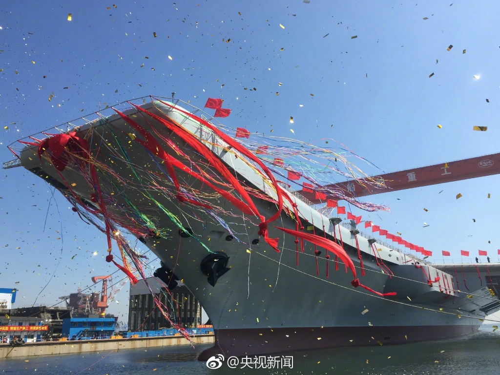 巨龙入海！中国首艘国产航母正式下水