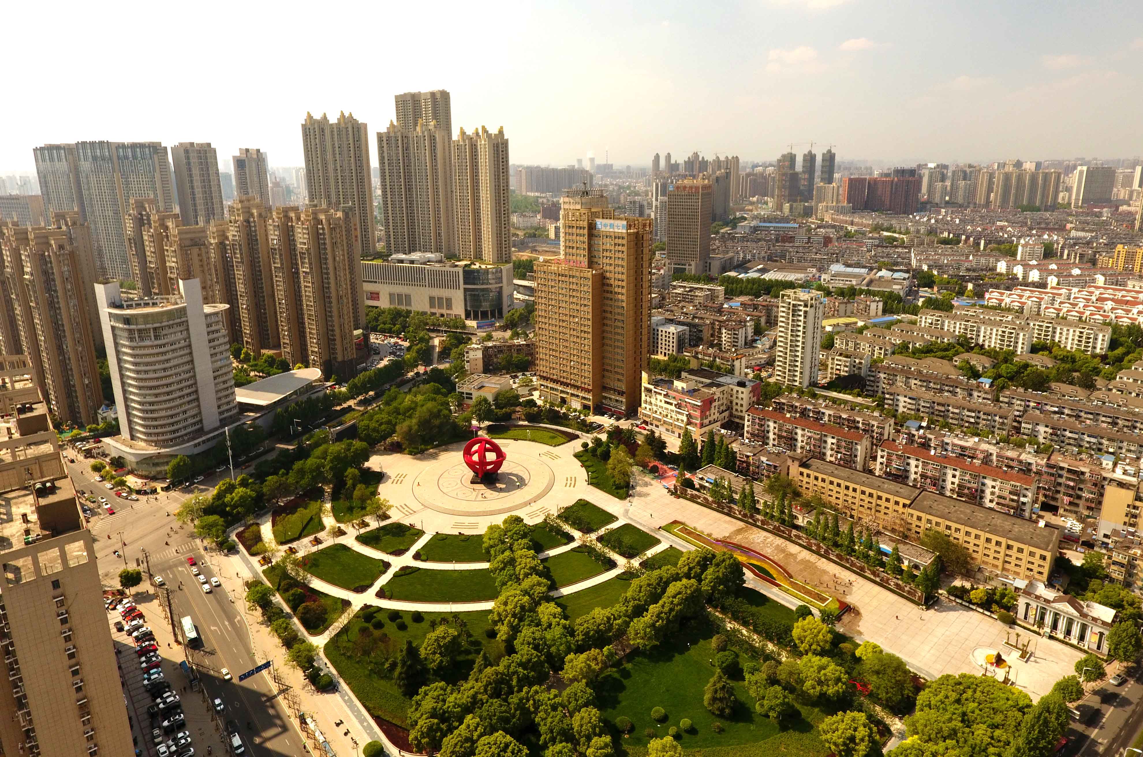 和平广场提档升级 “天地间”雕塑成合肥地标