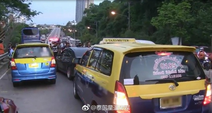 3中国游客在泰国遭20辆出租车围堵 交通瞬间瘫痪