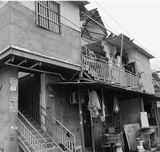 大妈用打火机点煤气灶致爆炸 三面墙和屋顶被炸飞