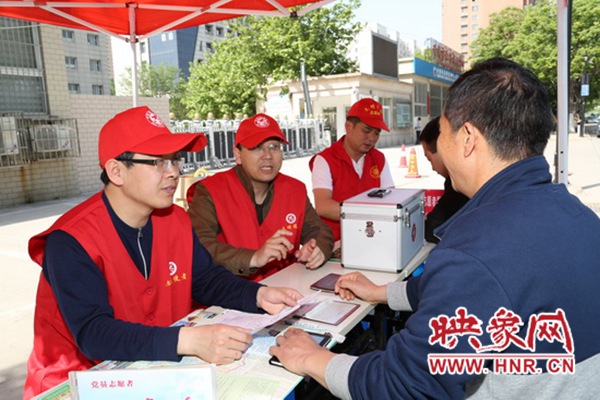 4月29日上午,开封市司法局组织机关干警、公证员和法律援助律师积极开展文明志愿服务活动。该局党委委员、副局长陶道宇到现场指导活动开展,称赞文明志愿者们主动放弃休息时间积极参与,勉励大家为游客和群众提供优质高效的文明服务和法律服务,让游客和群众感到温暖。 为方便服务群众,开封市司法局特别在局机关大门外、大梁公证处、市法律援助中心设立了三个志愿者服务站。小小服务站,不仅有面对面贴心的法律服务,更配备有开封旅游地图、饮用水、急救箱等应急物品。市司法局政治部副主任、机关党委副书记高庆生和身着耀眼红衣、头戴小红帽