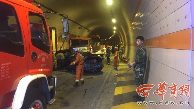 福银高速漫川关隧道5车连撞 已致4死2伤