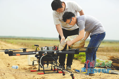 “嗡嗡”作业 南昌蒋巷用无人机洒药