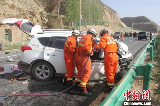青海民和境内两轿车迎面相撞 9人受伤