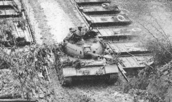 自卫反击战老兵回忆：被击中3次 开坦克进沟让路