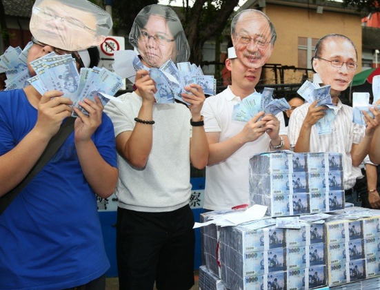 洪秀柱率众赴民进党中央抗议 要求蔡英文下台(图)