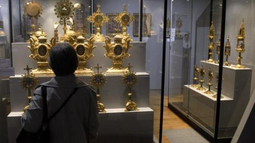 法国一博物馆镶有近1800颗宝石的皇冠遭窃