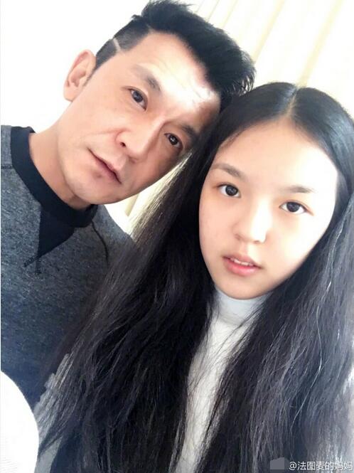 哈文晒李咏与女儿合影 潘长江：右边的女孩儿俊
