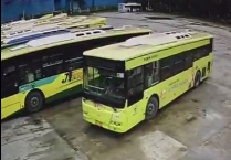 广州：公交车倒车时 撞倒场内守护员致其身亡