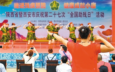 姚笛和任重北京金隅啦啦队选择的是鼓
