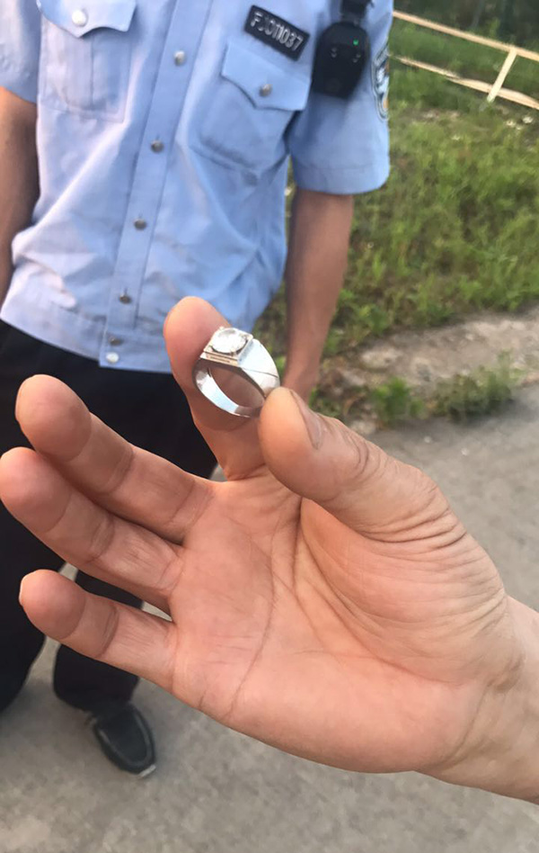 旅客30万钻戒掉飞机马桶 他们掏粪1个多小时捞回