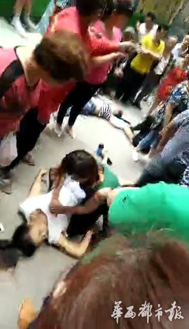 四川：女孩坠楼 过路行人被当场砸死