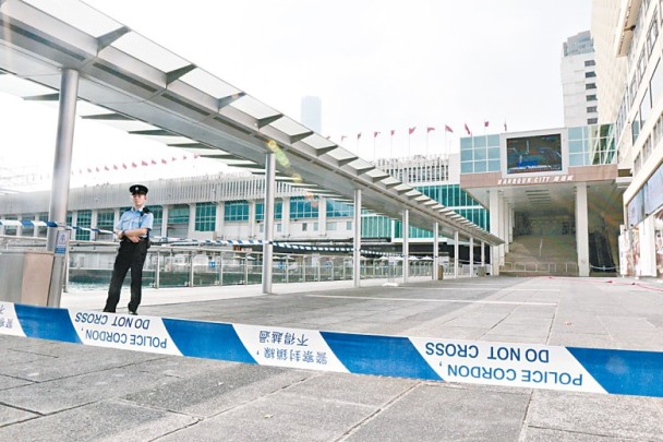 黑衣女在香港码头放置炸弹状物体 警方疏散600人