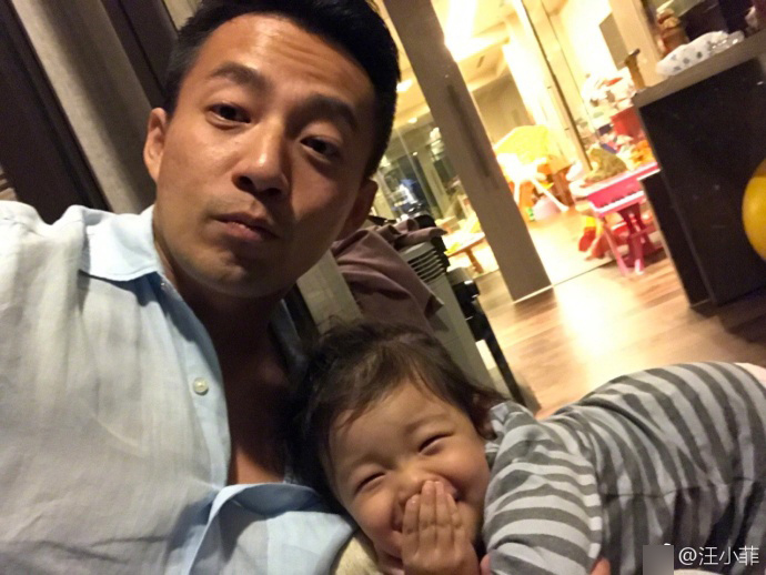 大s女儿长发及腰与汪小菲对镜搞怪卖萌