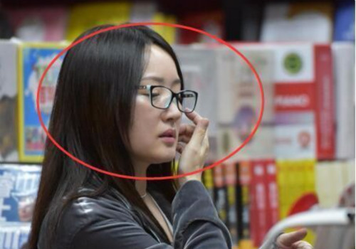 46岁杨钰莹戴眼镜逛街变路人，身材被网友狂吐槽！