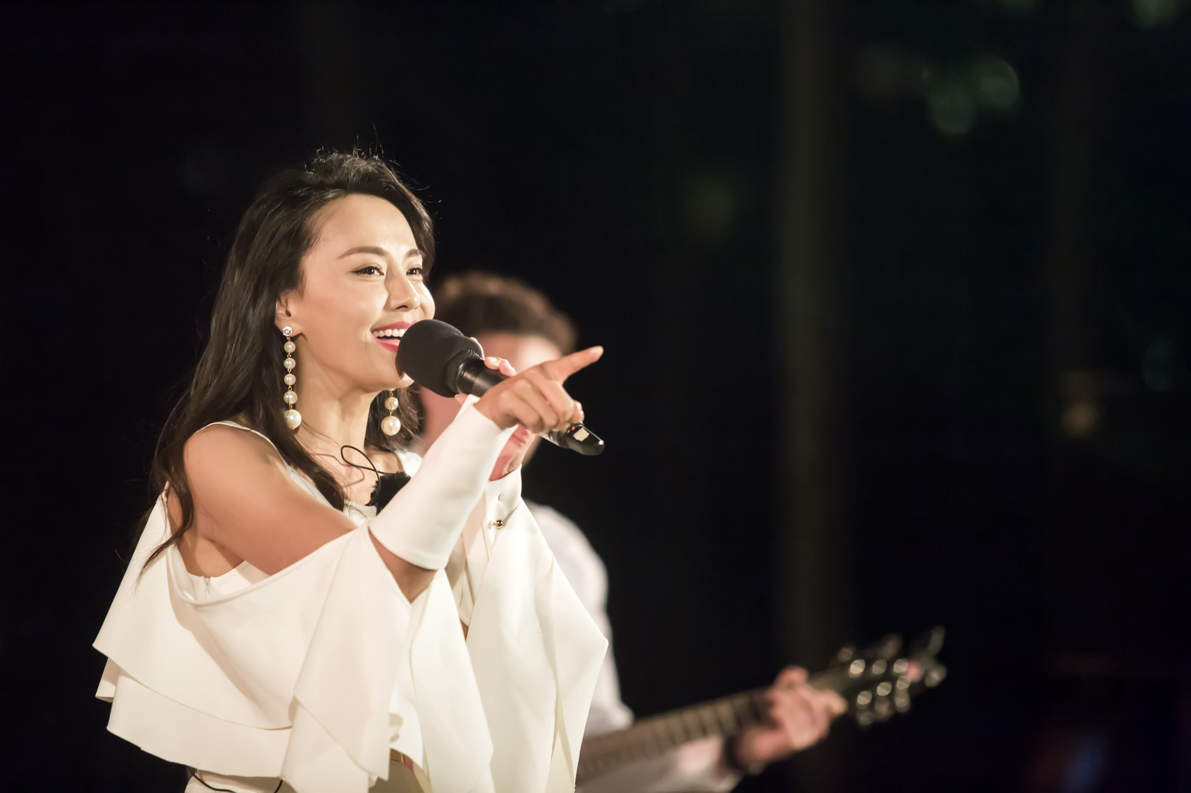 马雅舒携全家沙滩度假  音乐会上真情告白外籍老公