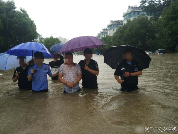 南京大暴雨 !小偷站在齐腰积水里辨认现场(组图)