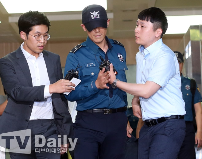 TOP服药过度生死未卜 母亲病房外守候一脸憔悴