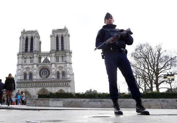 巴黎圣母院一男子袭警被击伤 高呼“为了叙利亚”
