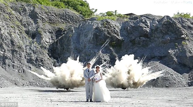 大爆炸做背景 日本夫妇的婚纱照还能这样拍(组图)