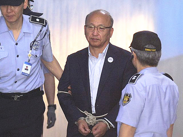 朴槿惠系列案首判决：前部长文亨杓获刑两年半
