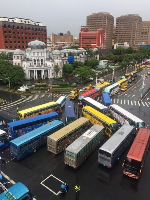 台湾90辆游览车开向蔡办大楼抗议 称不排除出人命