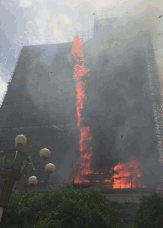 兰州一栋大厦突发大火 暂未有人员伤亡