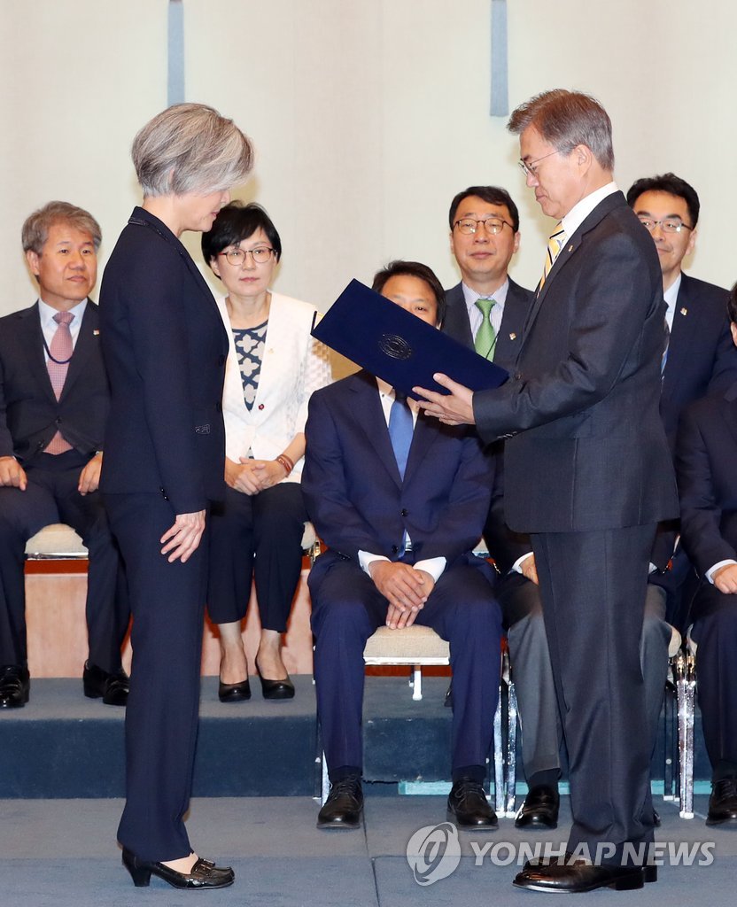 韩国首位女外长:曾被曝履历污点