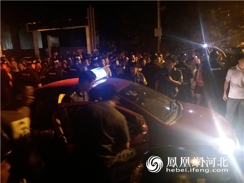 保定一出租车不打表被举报遭围观 特警护航才