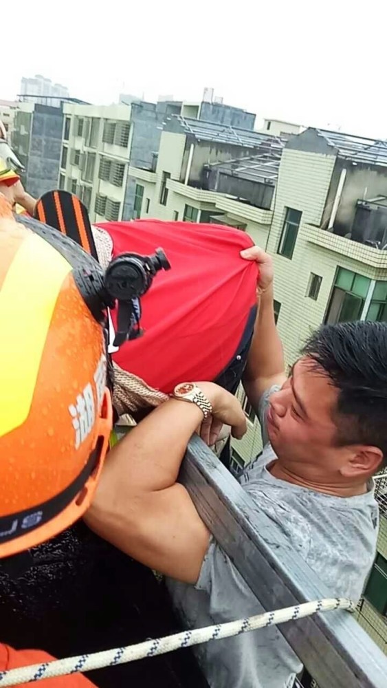 男子婚姻破裂欲跳楼轻生 安仁民警成功解救_湖