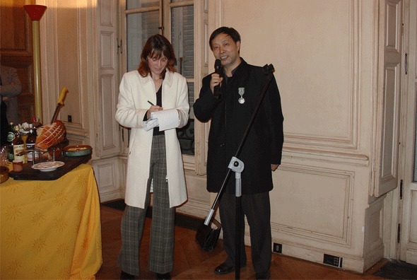 2002年4月，韩少功获法国文化部颁发的“法兰西文艺骑士奖章”。