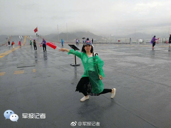 大雨无法阻挡参观航母热情 香港民众模仿航母style