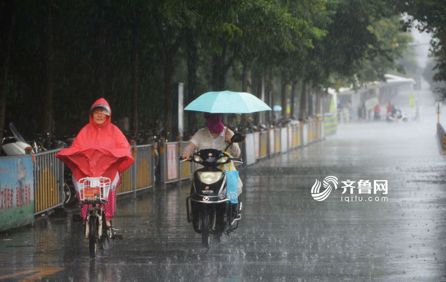 济南中午忽降大雨 市民雨中骑电瓶车狂奔