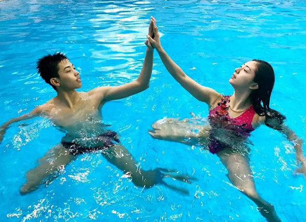 中国花游诞生男女搭档 他们在水中演绎爱情故事