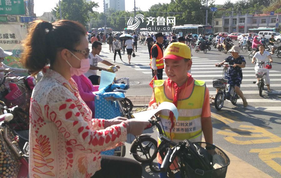 高温下的体验:小志愿者体验烈日下的 焦 警 倡导