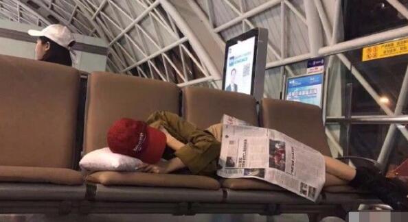 心疼！张天爱因飞机延误 在机场盖报纸睡了一夜