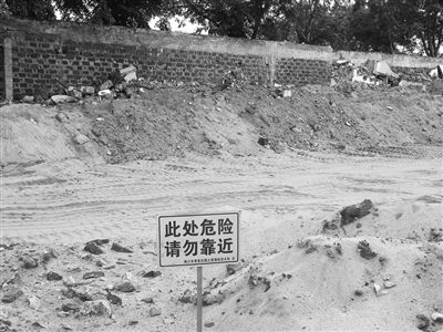 海口千亩地沙土被盗采出售：垃圾回填 学校围墙开裂