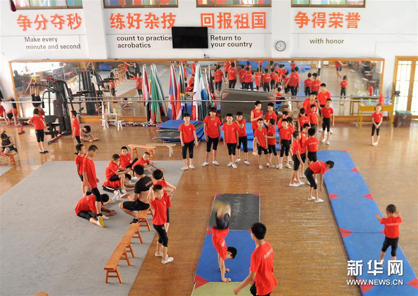 7月13日,吴桥杂技艺术学校的学生在练功.