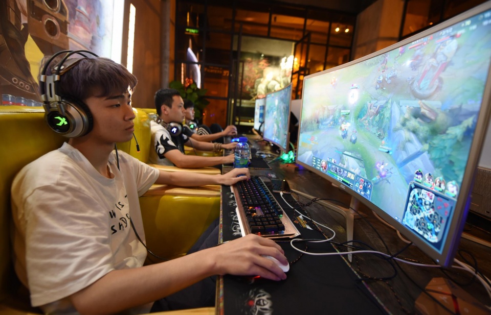 5位在校大学生组队打游戏:夺得世界冠军