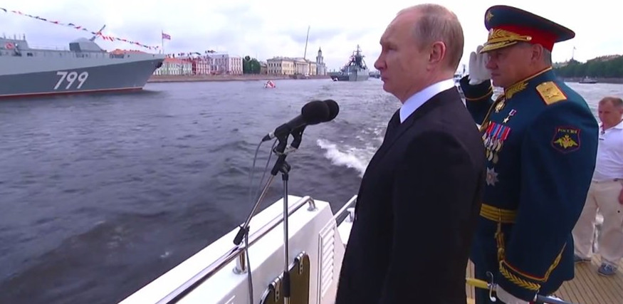 俄罗斯举行“海军节”阅兵 普京神情肃穆检阅军队