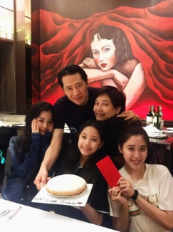 欧阳娜娜妹妹庆13岁生日 和爸爸开心玩亲亲