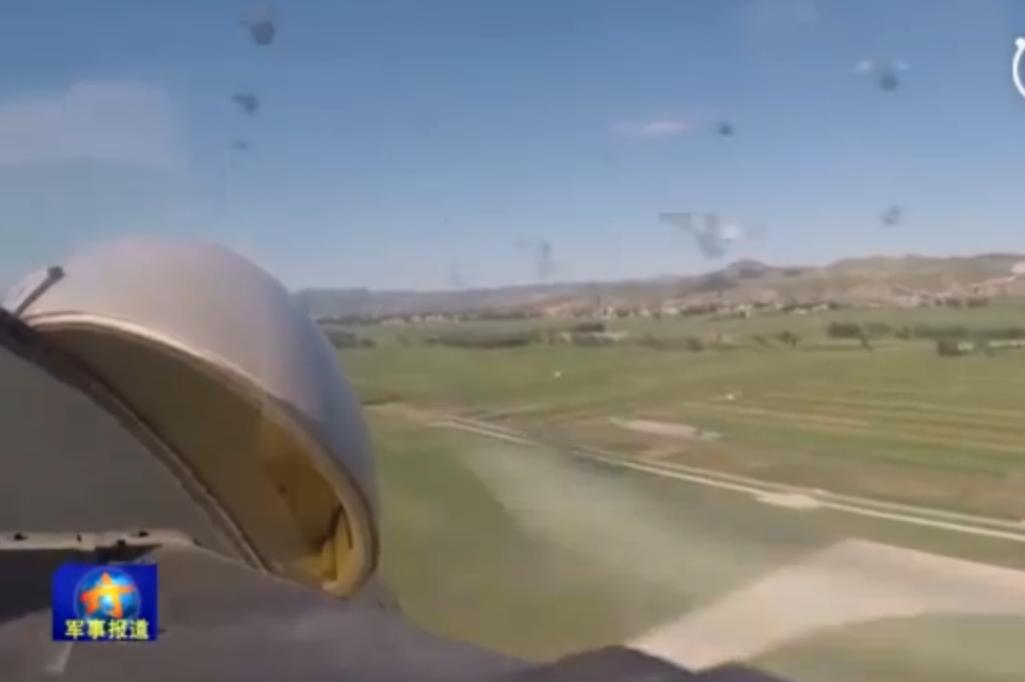 歼-15空中撞鸟！飞行员驾机带火着陆|现场视频