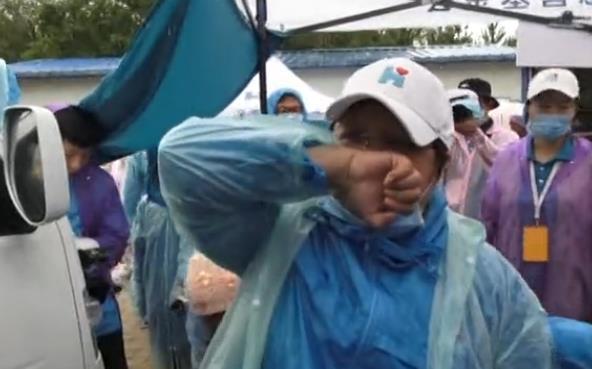 韩红在大雨中泪崩，这次是为了什么？