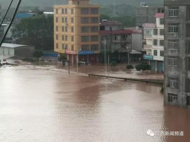 突发！南宁南晓镇今晨突然洪水围城，2800多人亟待转移
