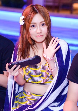 打王者荣耀 LGD女子战队泳装上阵PK飞智战队