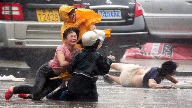 现场实拍台风“天鸽”把人吹倒 裙子都吹飞了