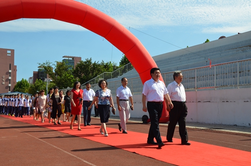 打造教育现代化新标杆 青岛崂山一中迎来新学