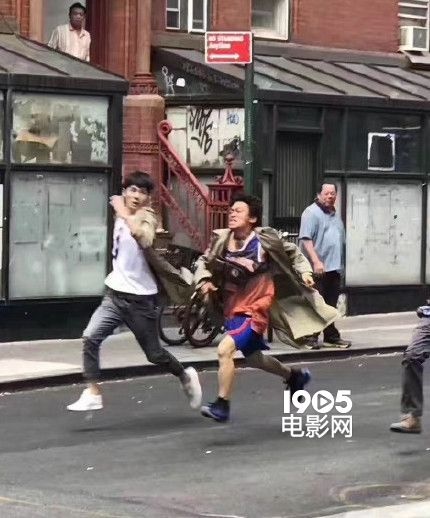 王宝强刘昊然《唐探2》纽约拍摄 街头狂奔引围观