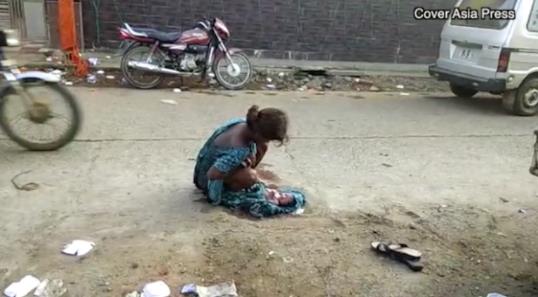 医院拒绝收治 印度17岁少女在肮脏街道上生子