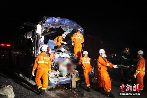 惨烈！广西大客车追尾货车已致3死24伤 血站告急